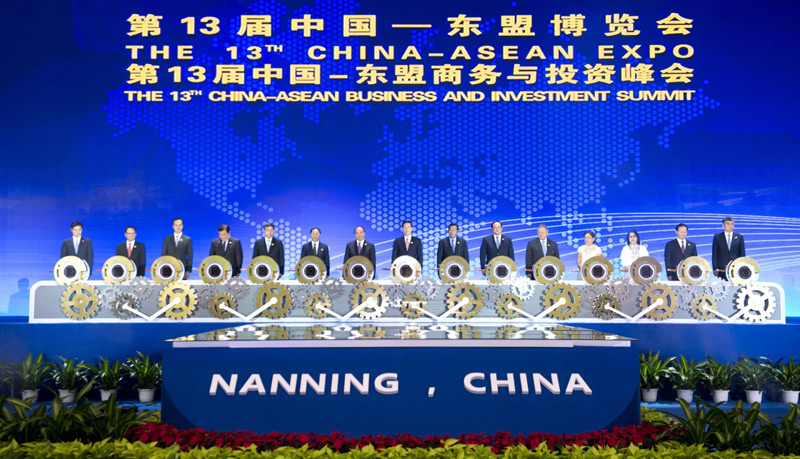 9月11日,第十三屆中國(guó)—東盟博覽會(huì)和中國(guó)—東盟商務(wù)與投資峰會(huì)在廣西南寧開(kāi)幕。中共中央政治局常委、國(guó)務(wù)院副總理張高麗出席開(kāi)幕式并發(fā)表主旨演講。這是張高麗與出席開(kāi)幕式的中外嘉賓為博覽會(huì)揭幕。 9月11日,第十三屆中國(guó)—東盟博覽會(huì)和中國(guó)—東盟商務(wù)與投資峰會(huì)在廣西南寧開(kāi)幕。中共中央政治局常委、國(guó)務(wù)院副總理張高麗出席開(kāi)幕式并發(fā)表主旨演講。這是張高麗與出席開(kāi)幕式的中外嘉賓為博覽會(huì)揭幕。