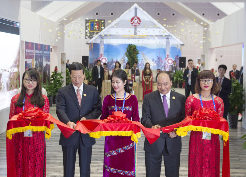 9月11日,第十三屆中國(guó)—東盟博覽會(huì)和中國(guó)—東盟商務(wù)與投資峰會(huì)在廣西南寧開(kāi)幕。中共中央政治局常委、國(guó)務(wù)院副總理張高麗出席開(kāi)幕式并發(fā)表主旨演講。這是開(kāi)幕式后,張高麗與越南總理阮春福共同出席越南館開(kāi)館儀式。 9月11日,第十三屆中國(guó)—東盟博覽會(huì)和中國(guó)—東盟商務(wù)與投資峰會(huì)在廣西南寧開(kāi)幕。中共中央政治局常委、國(guó)務(wù)院副總理張高麗出席開(kāi)幕式并發(fā)表主旨演講。這是開(kāi)幕式后,張高麗與越南總理阮春福共同出席越南館開(kāi)館儀式。