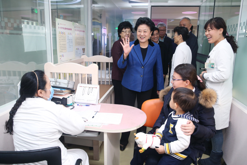 1月3日,中共中央政治局委員、國(guó)務(wù)院副總理劉延?xùn)|到北京市考察基層醫(yī)療衛(wèi)生工作。這是劉延?xùn)|在北京市西城區(qū)月壇社區(qū)衛(wèi)生服務(wù)中心,看望慰問(wèn)基層醫(yī)護(hù)人員、就診患者。